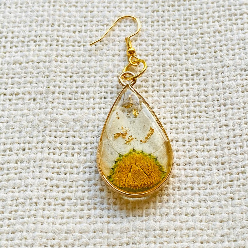 Pressed Flower Daisy Earrings, Resin Earrings, Resin Jewelry, Pressed Flower Jewelry, Gold Flake Resin Earrings, Epoxy Resin Jewelry