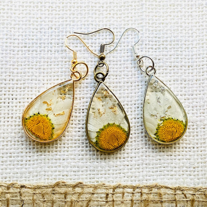 Pressed Flower Daisy Earrings, Resin Earrings, Resin Jewelry, Pressed Flower Jewelry, Gold Flake Resin Earrings, Epoxy Resin Jewelry