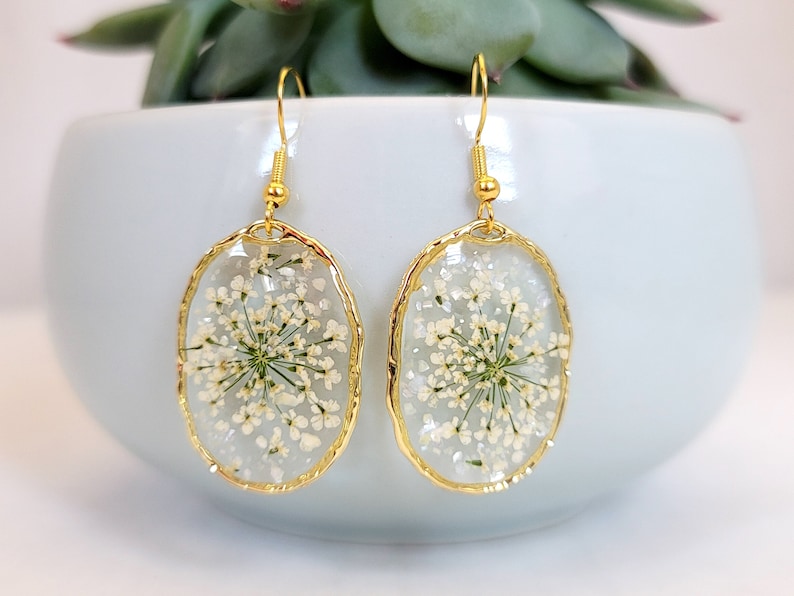 Handmade Dry Pressed Flower Resin Earrings, Gold Oval Dangle Jewelry, Flower Earrings, Resin Earrings, Real Flower Resin Drop Earrings