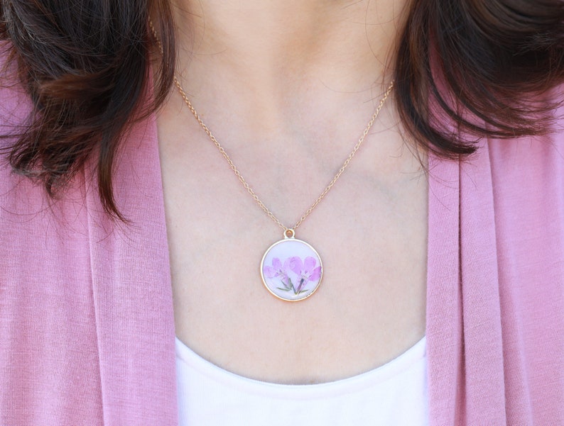 Handmade Pressed Pink Flower Resin Round Pendant Necklace| Real Flower Necklace Mother's Day Gift