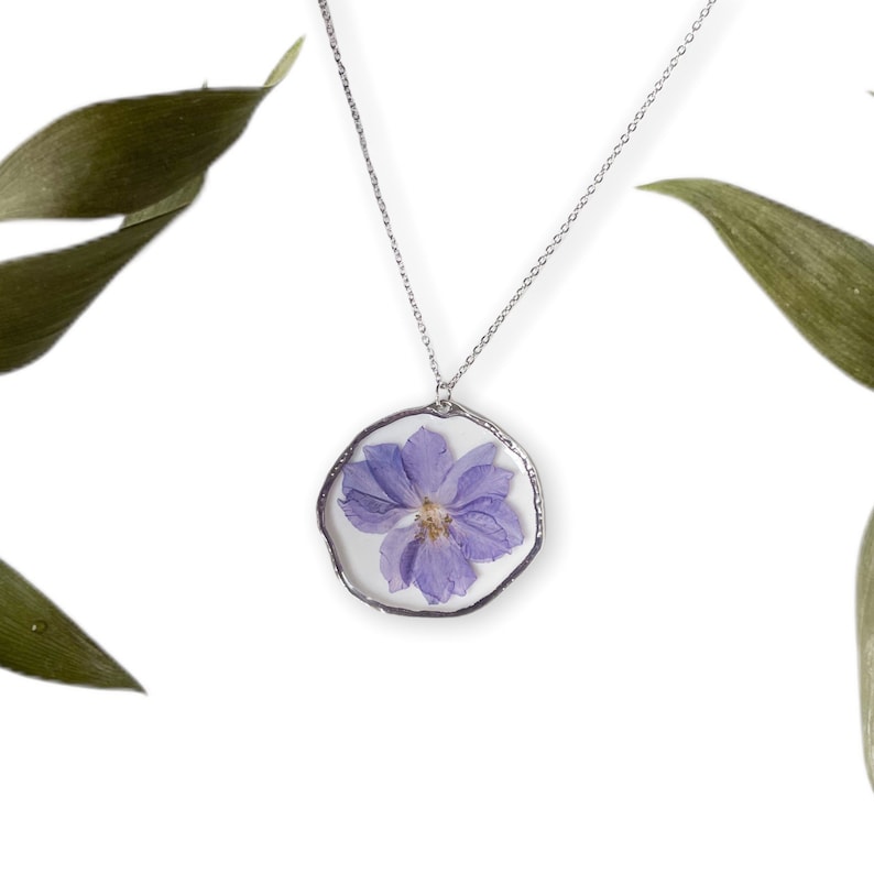 Stainless Steel Necklace with Resin Pendant and Larkspur Flower, Adjustable Necklace, Maxi Necklace, Nature Necklace, Botanical Jewelry