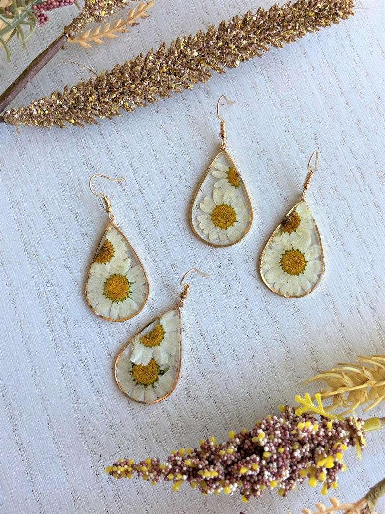 Daisy Pressed Flower Earrings | Dry White Flower Teardrop Earrings | April Birth Flower Daisy | Resin Dried Floral Dangle Drop Chrysanthemum