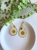 Daisy Pressed Flower Earrings | Dry White Flower Teardrop Earrings | April Birth Flower Daisy | Resin Dried Floral Dangle Drop Chrysanthemum