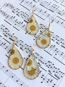 Daisy Pressed Flower Earrings | Dry White Flower Teardrop Earrings | April Birth Flower Daisy | Resin Dried Floral Dangle Drop Chrysanthemum