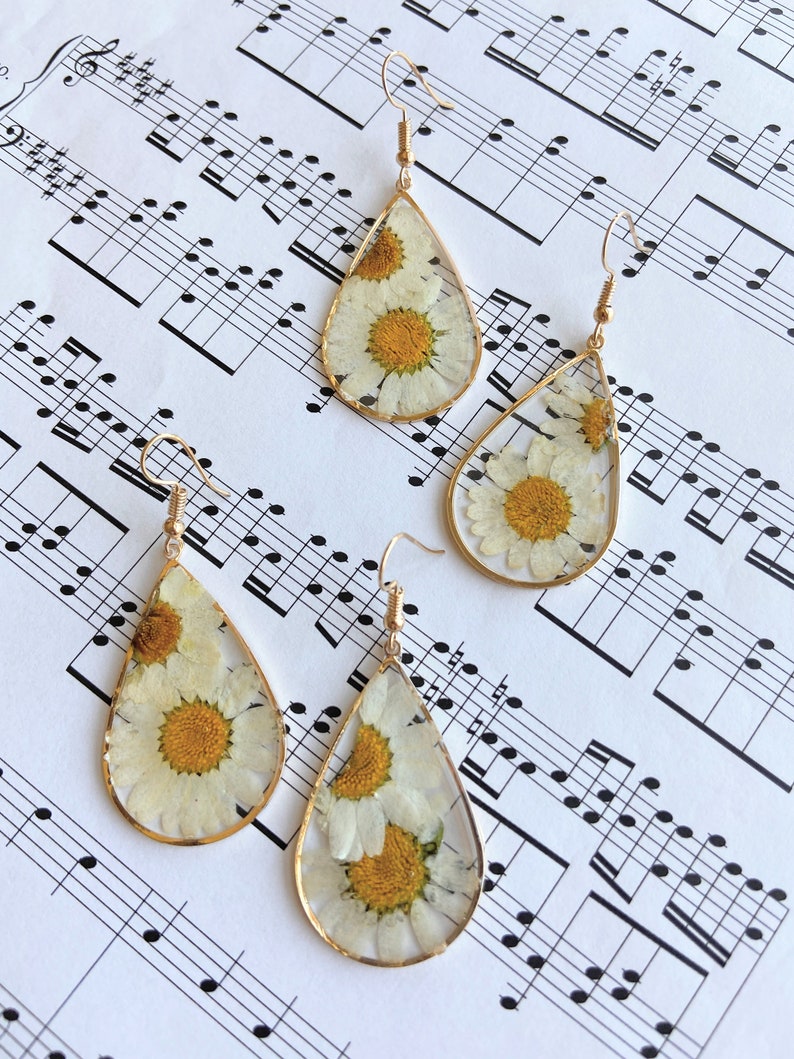 Daisy Pressed Flower Earrings | Dry White Flower Teardrop Earrings | April Birth Flower Daisy | Resin Dried Floral Dangle Drop Chrysanthemum