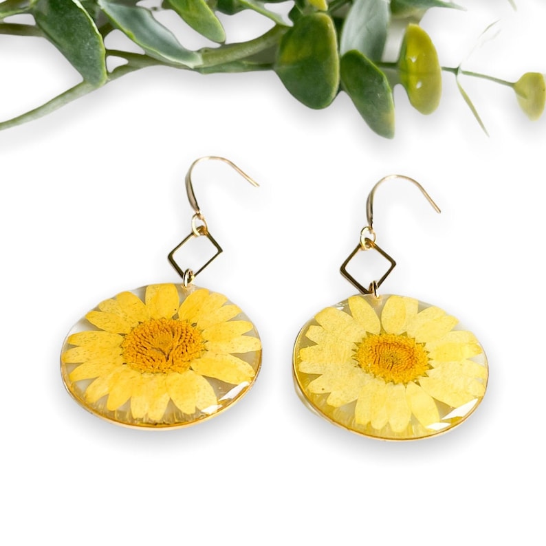 Daisy earrings, flower woman earrings, resin earrings, earrings with real flowers, stainless steel earrings, gifts for her