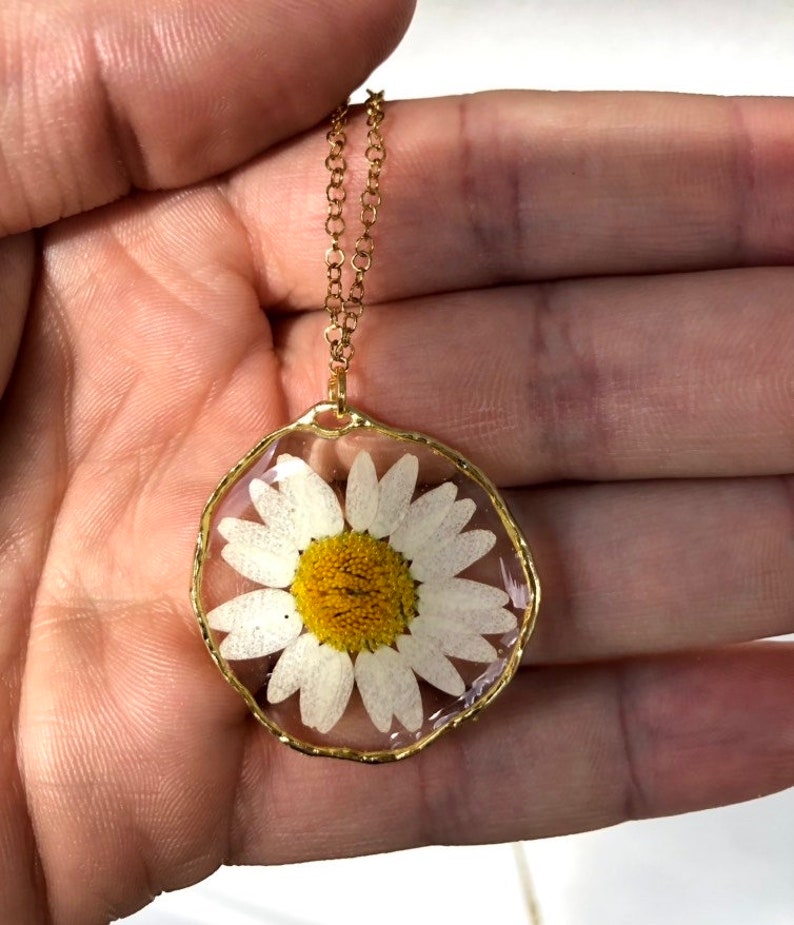 Resin pendant with real daisy, necklace with real flower