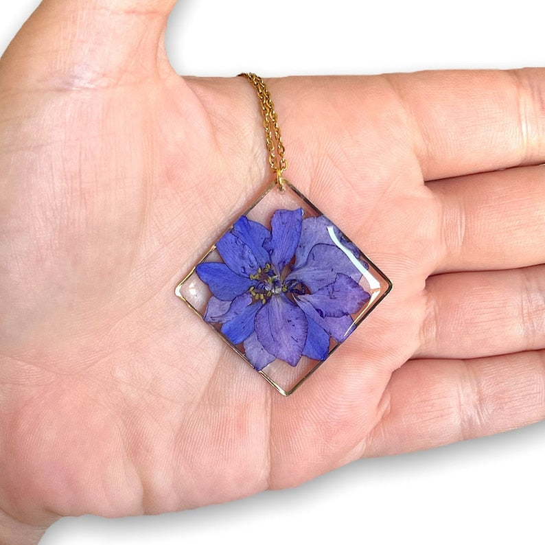 Woman flower necklace, Resin necklace with pressed flower, Women's golden necklace, Blue flower necklace, Mother's Day woman gift idea