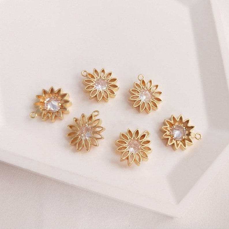 daisy CZ Pave pendant, sun flower zirconia, Brass, Nickel free, flower charm, Wholesale jewelry supplies, 10 piece