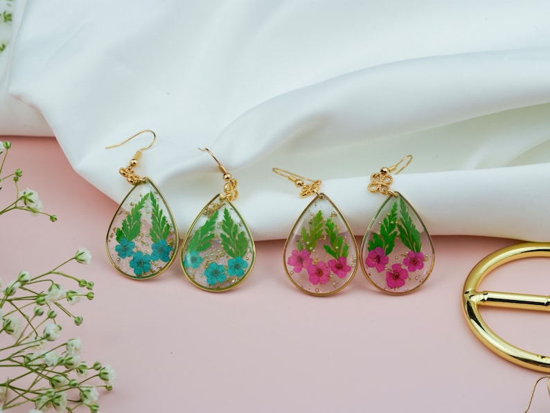 Handmade Dry Pressed Flower Resin Earrings, Real Flower Jewelry, Gold Oval Dangle Jewelry, Flower Earrings, Resin Earrings, Drop Earrings