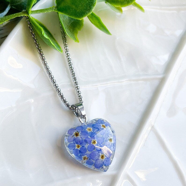 Resin heart necklace, Forget-me-me-not necklace, Rounded heart pendant, Valentine's Day necklace, Pressed flower necklace, Gifts for her