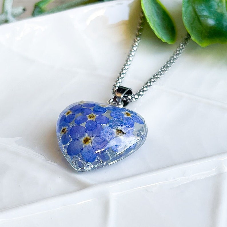 Resin heart necklace, Forget-me-me-not necklace, Rounded heart pendant, Valentine's Day necklace, Pressed flower necklace, Gifts for her