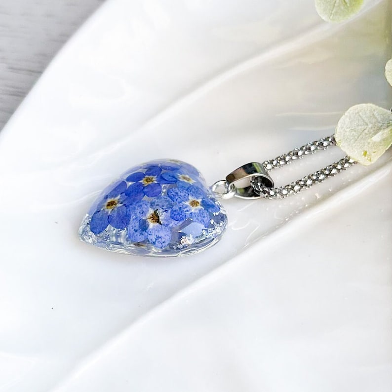 Resin heart necklace, Forget-me-me-not necklace, Rounded heart pendant, Valentine's Day necklace, Pressed flower necklace, Gifts for her