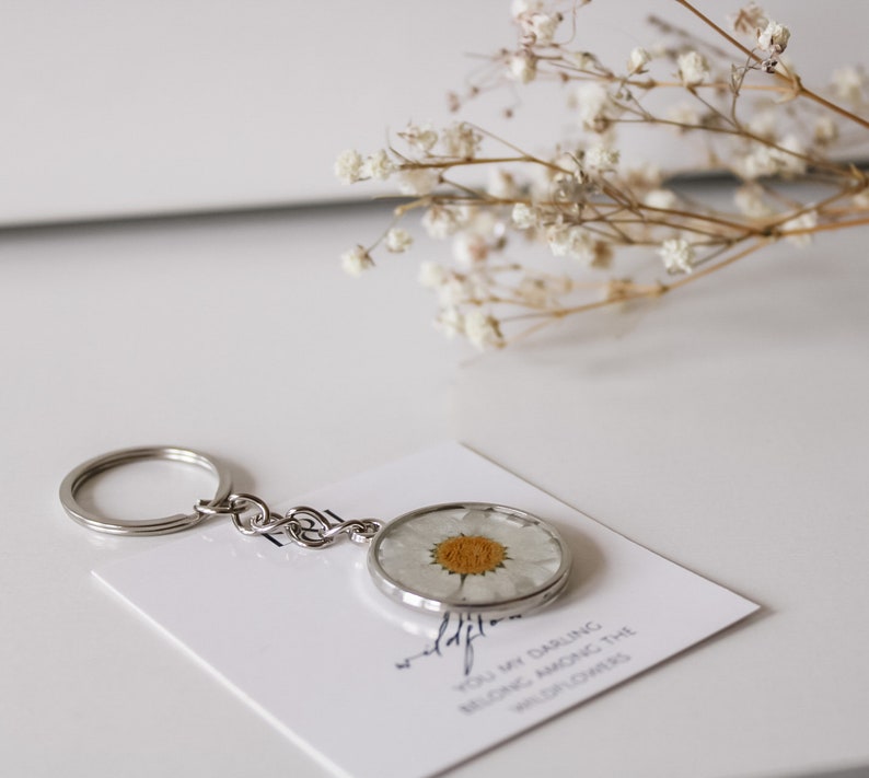 Real Daisy Keychain | Real Pressed Flower Keychain | Handmade | Dried Pressed Flower | Gifts for Her | Botanical Gift | April Birthday Gift