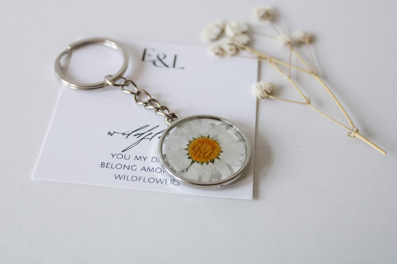 Real Daisy Keychain | Real Pressed Flower Keychain | Handmade | Dried Pressed Flower | Gifts for Her | Botanical Gift | April Birthday Gift