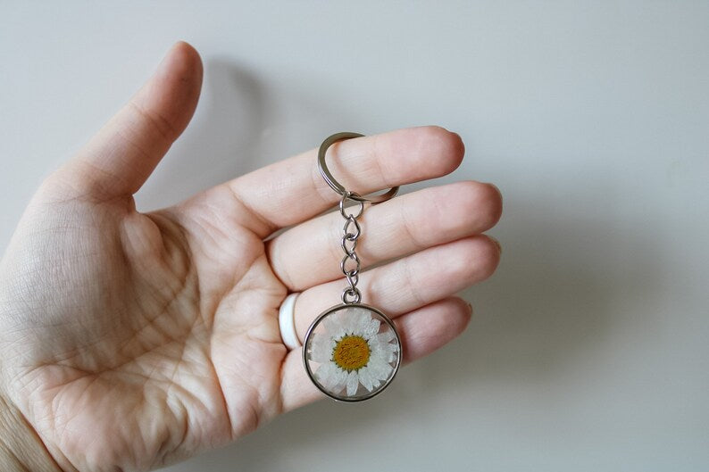 Real Daisy Keychain | Real Pressed Flower Keychain | Handmade | Dried Pressed Flower | Gifts for Her | Botanical Gift | April Birthday Gift