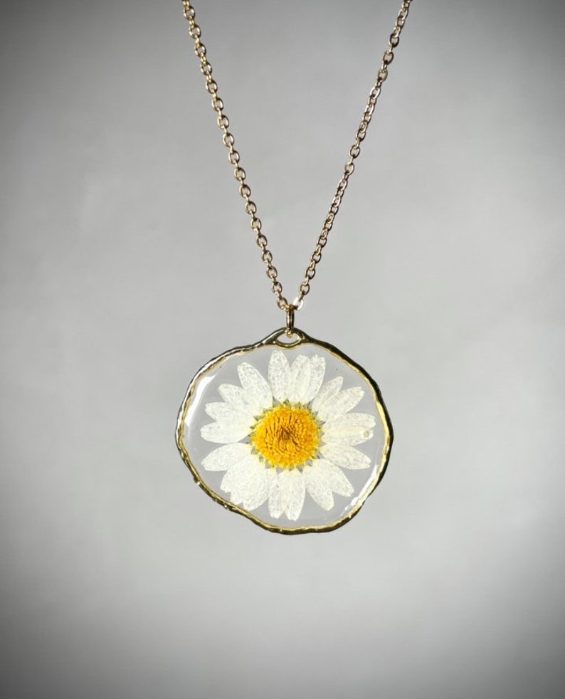 Resin pendant with real daisy, necklace with real flower