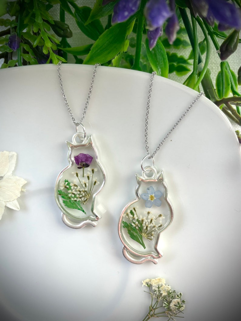 Cat pendant in resin and real flowers. Forget-me-not flowers, queen's lace and Ulysses' violet. Cat necklace with flowers