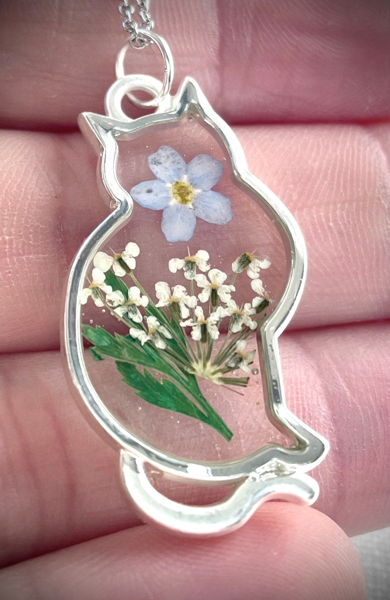 Cat pendant in resin and real flowers. Forget-me-not flowers, queen's lace and Ulysses' violet. Cat necklace with flowers