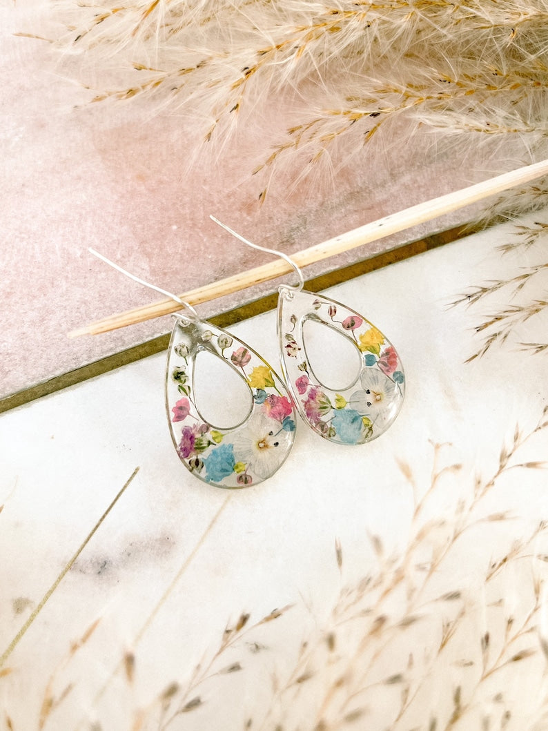 Pressed flower earrings in resin, hoop earrings, ladies jewellery.