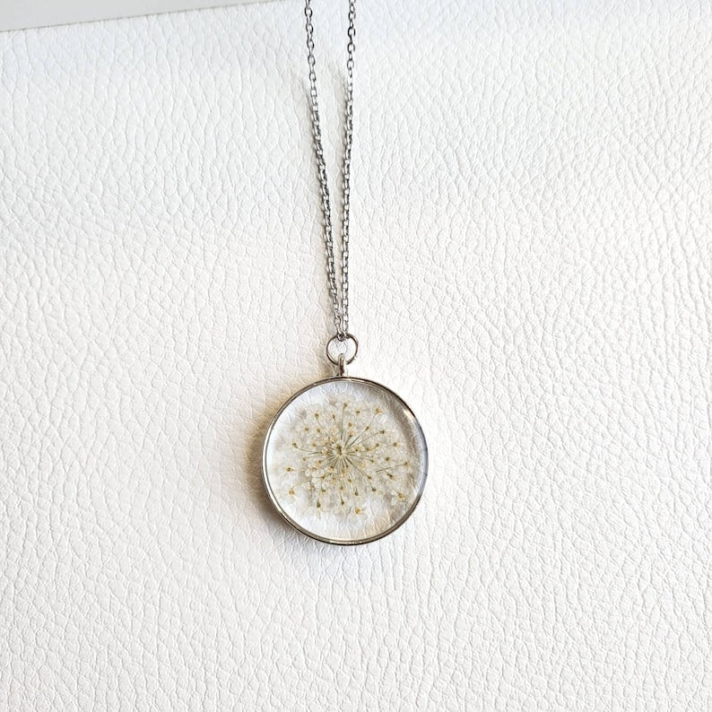 Queen Annes Lace Necklace, Pressed Flower Necklace, Bridesmaid Jewelry, Resin Jewelry, Resin Pendant, Mothers Day Gift for Mom, Unique Gift