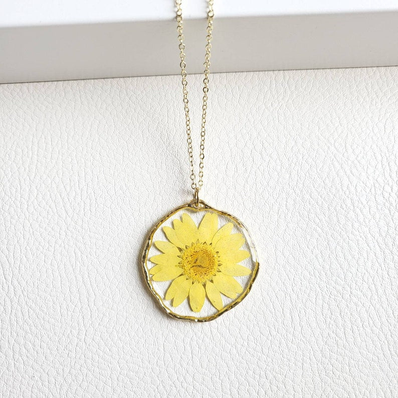 April Birth Flower Necklace, Pressed Flower Necklace, Dried Flower Jewelry, Flower Resin Jewelry, Handmade Gifts for Her