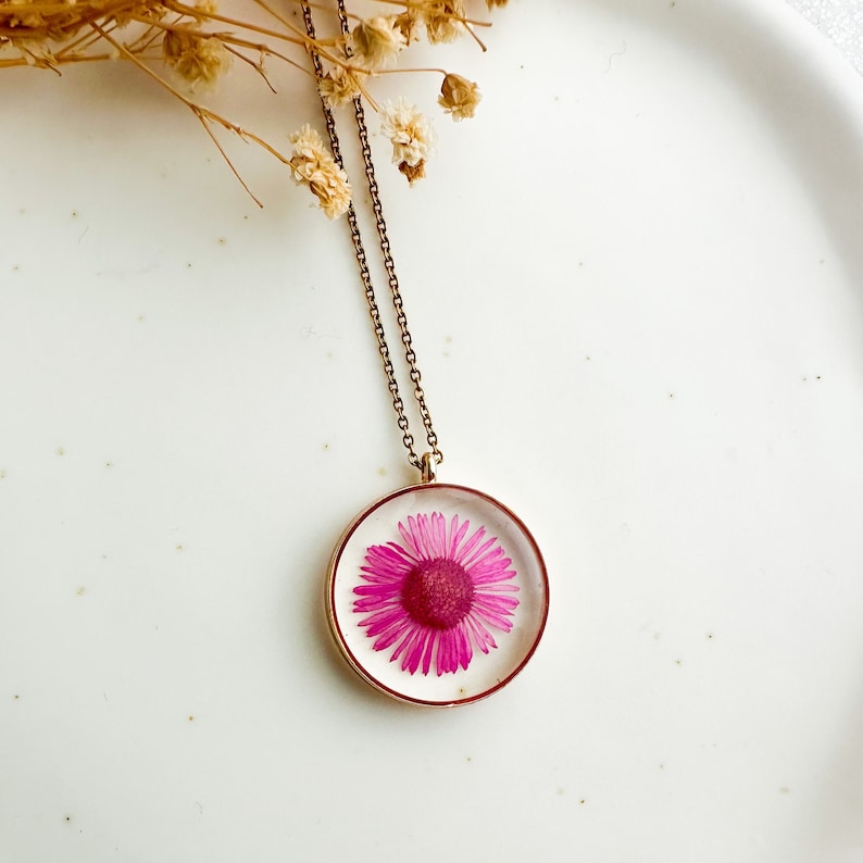 Necklace woman flower pressed Resin necklace with flowers Dried daisy necklace Nature necklace Necklace with flowers Idea Valentine's Day