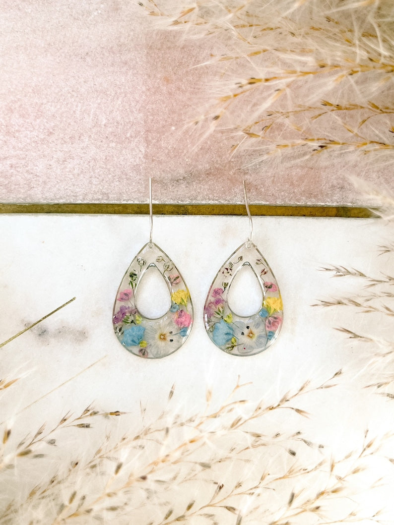 Pressed flower earrings in resin, hoop earrings, ladies jewellery.