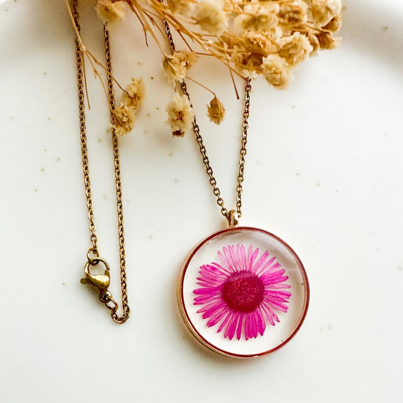 Necklace woman flower pressed Resin necklace with flowers Dried daisy necklace Nature necklace Necklace with flowers Idea Valentine's Day