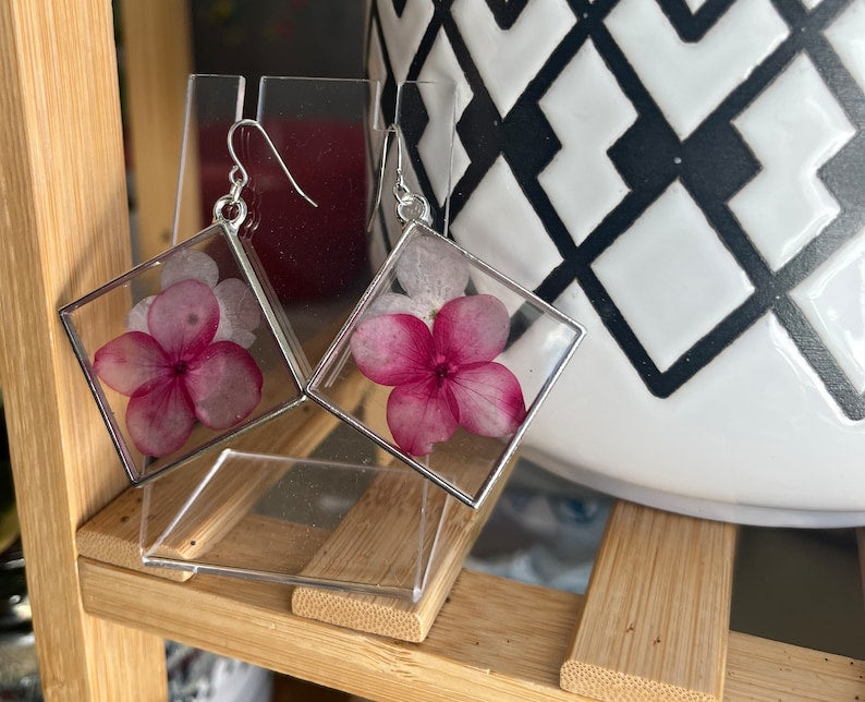 Handmade Dry Pressed Flower Resin Earrings, Gold Dangle Jewelry, Flower Earrings, Resin, Real dry pressed hydrangea flower earring