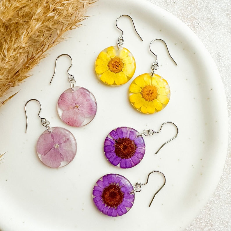 Flower resin earrings, Margherita earrings, Hydrangea earrings, Silver circle earrings, Nature earrings, Mom gift idea