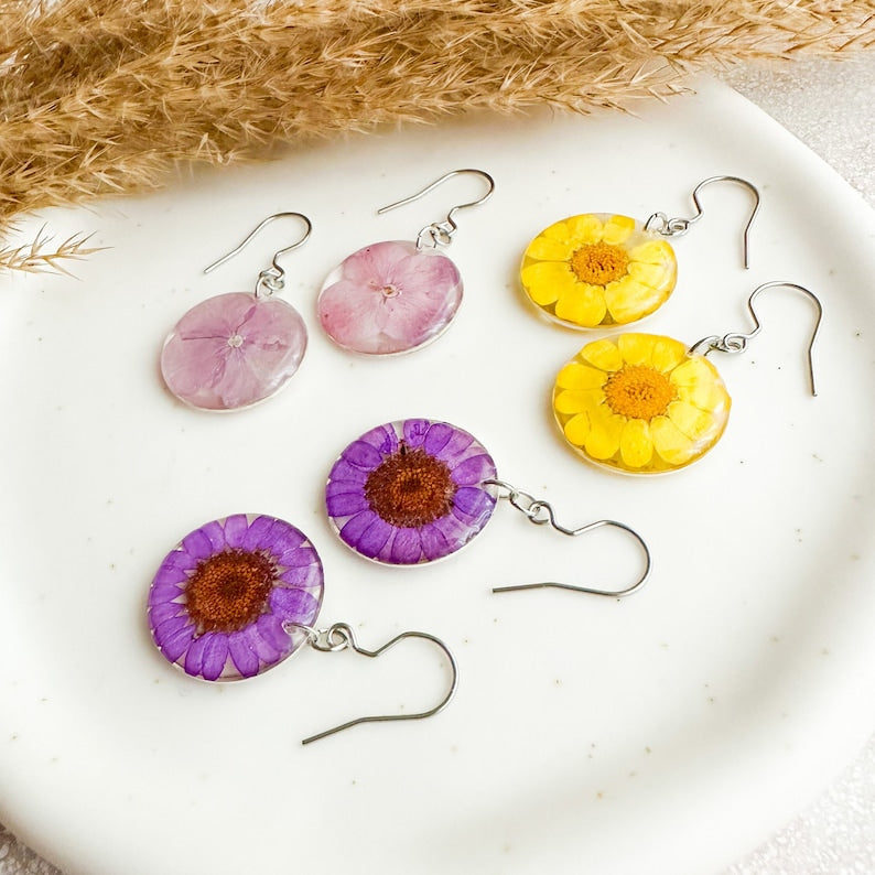 Flower resin earrings, Margherita earrings, Hydrangea earrings, Silver circle earrings, Nature earrings, Mom gift idea