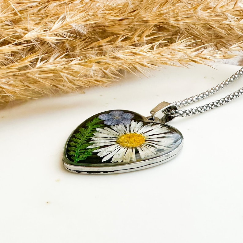 April birth month flower necklace, Daisy and forget me not pressed flowers necklace, Heart resin pendant, Unique birthday gift for her