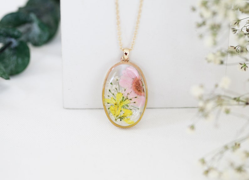 Handmade Pressed Flower Daisy Oval Pendant Necklace| April Birth Month Flower Necklace| Real Flower Botanical Jewelry