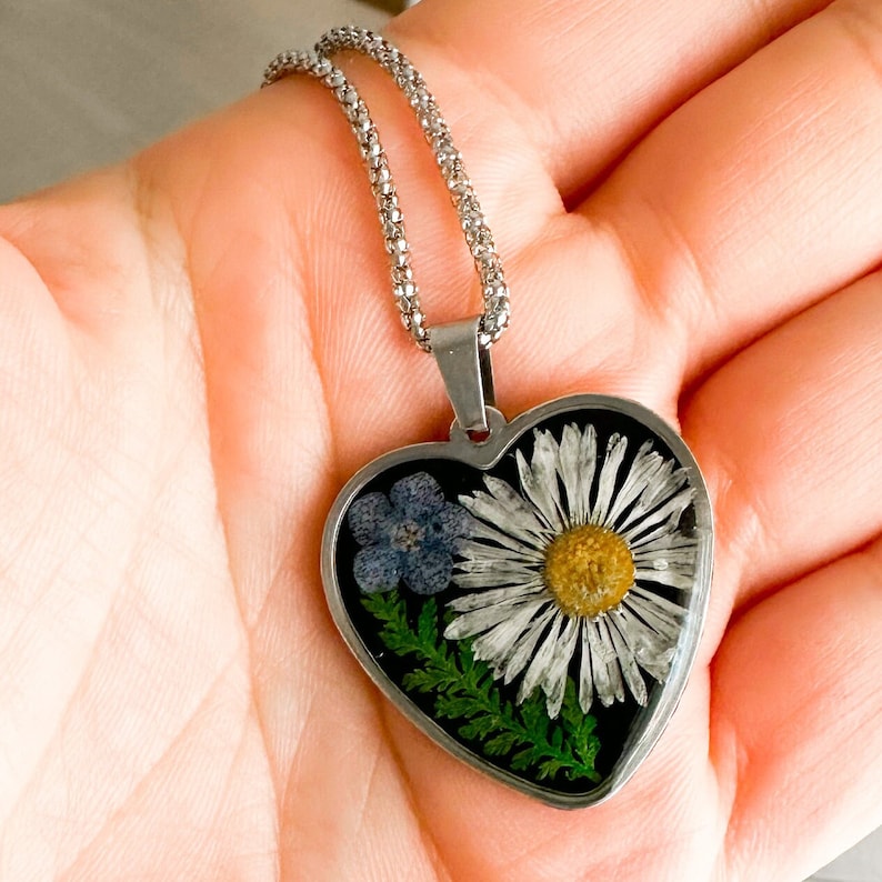 April birth month flower necklace, Daisy and forget me not pressed flowers necklace, Heart resin pendant, Unique birthday gift for her