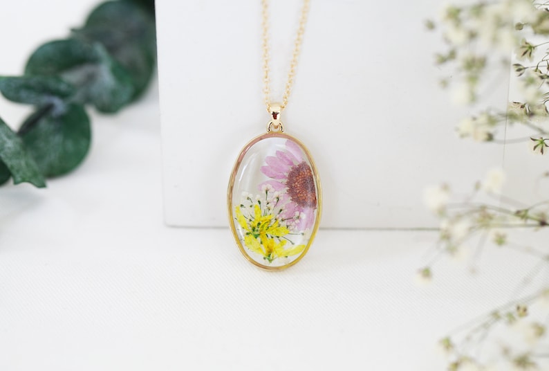 Handmade Pressed Flower Daisy Oval Pendant Necklace| April Birth Month Flower Necklace| Real Flower Botanical Jewelry