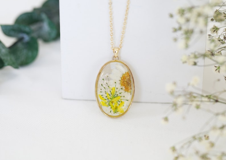 Handmade Pressed Flower Daisy Oval Pendant Necklace| April Birth Month Flower Necklace| Real Flower Botanical Jewelry