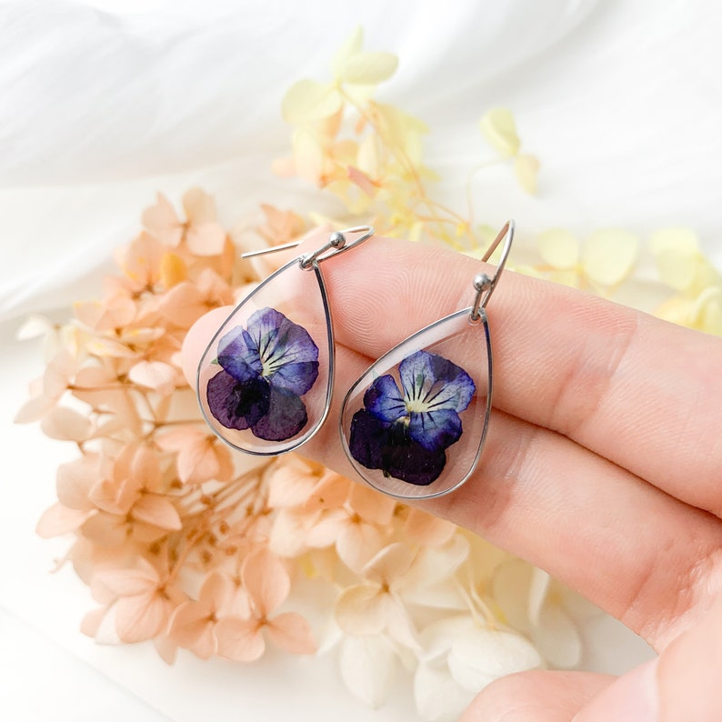 Minimalist Pressed Violet Flower Resin Earrings, Real Dried Flower Earrings, Teardrop Earrings, Bridesmaid Earrings, Summer Jewelry