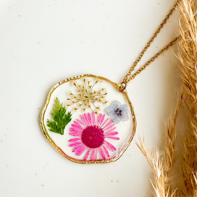 Pressed wildflowers necklace, Resin dried flower pendant, Multi flower necklace, Daisy and forget me not necklace, Resin jewelry flower