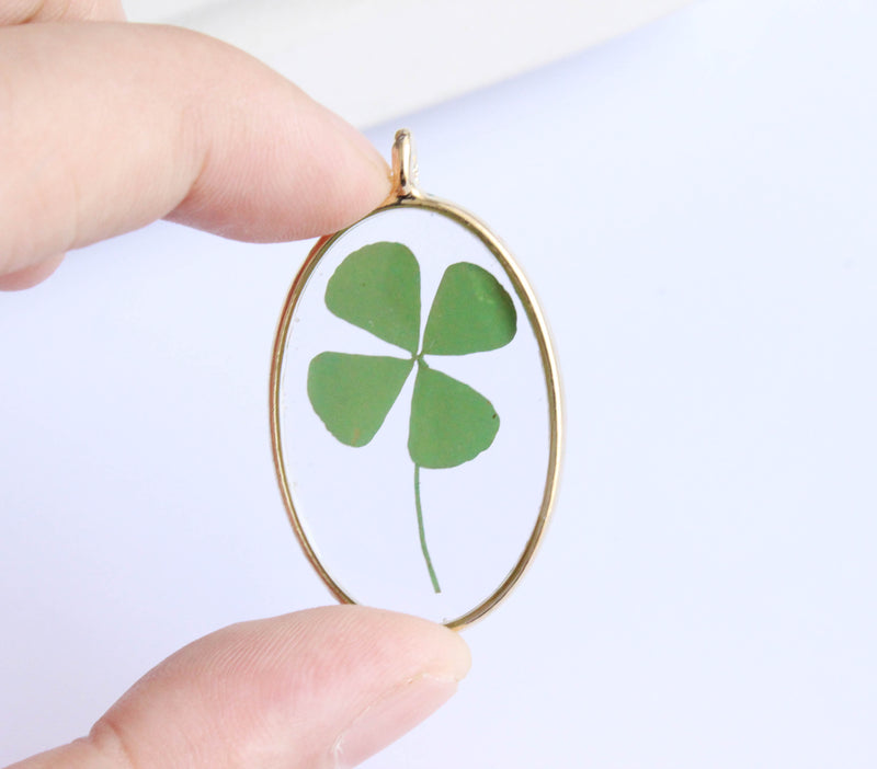 1pcs  Handmade Resin Clover pressed flower pendant necklace