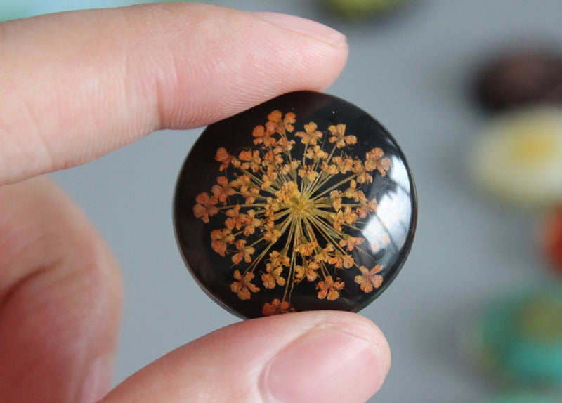 2pcs Handmade Resin 25mm Resin Cabochons,Orange real Pressed flower necklace Pendant jewelry