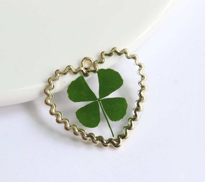 1pcs Handmade Heart-shaped Real four-leaf clover pressed flower pendant jewelry