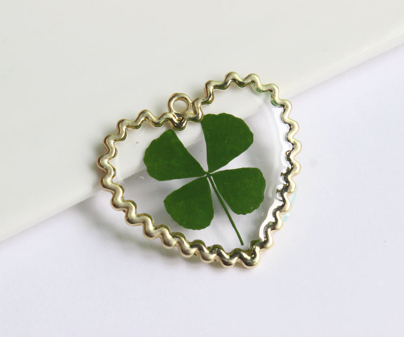 1pcs  Handmade Heart-shaped Real four-leaf clover pressed flower pendant jewelry