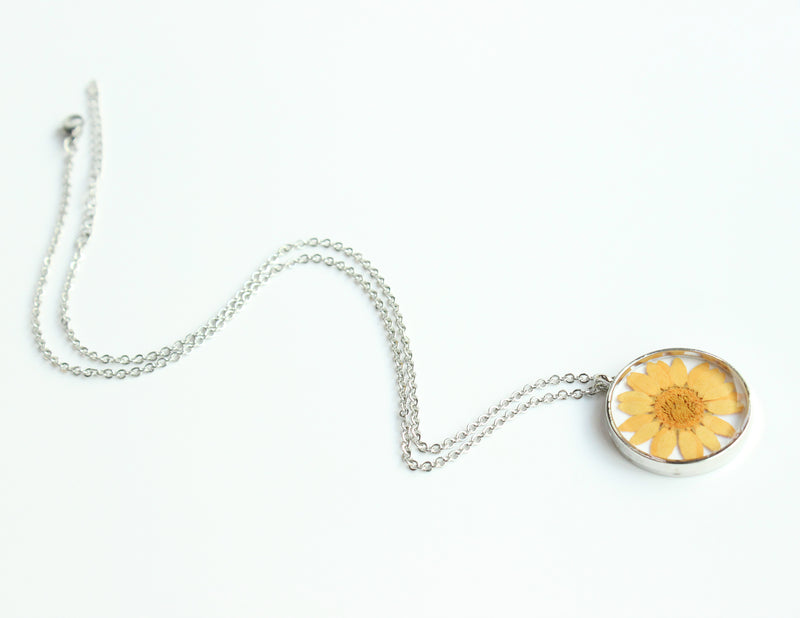 1pcs Orange chrysanthemum pressed flower pendant necklace